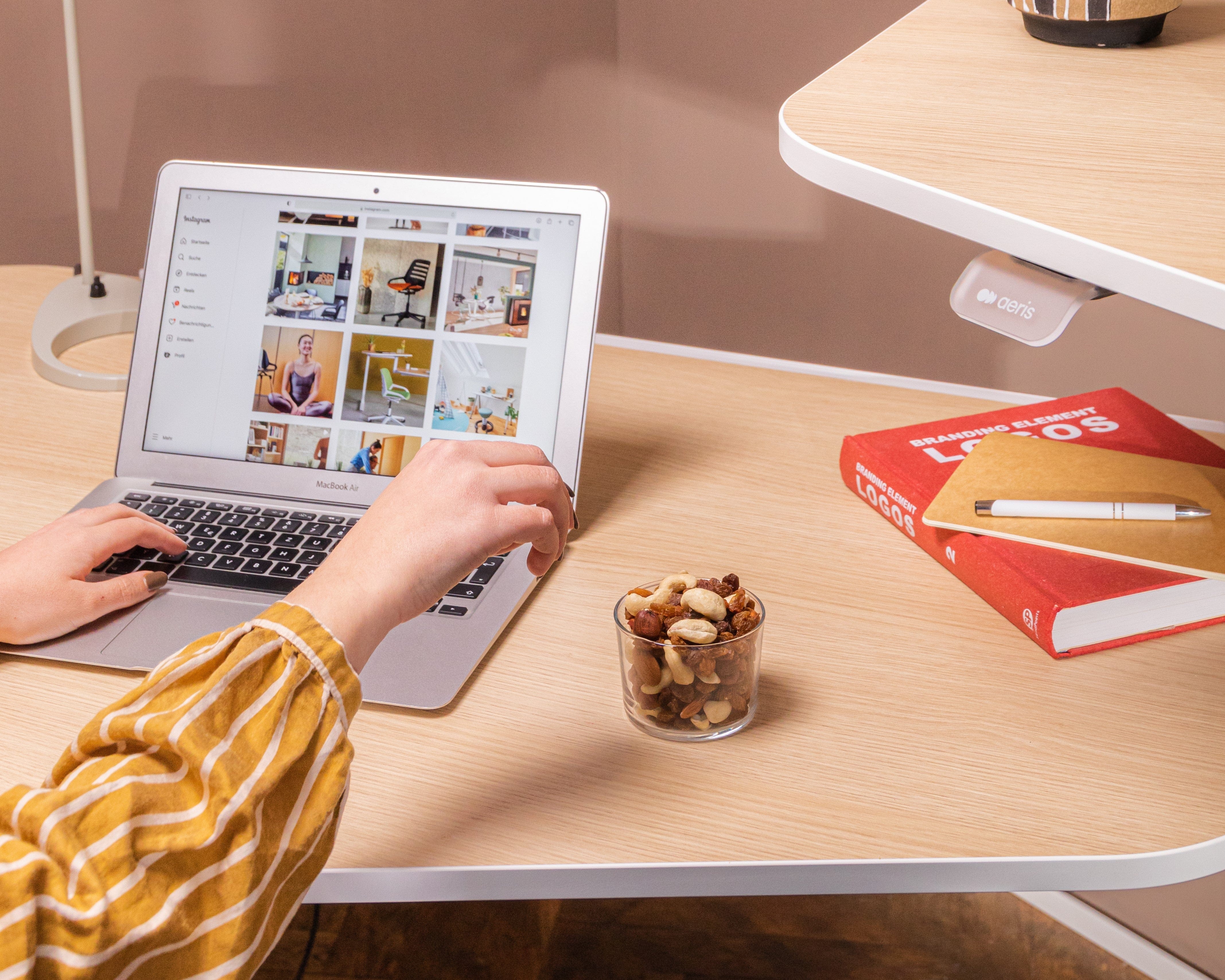 Nüsse und als gesunde Snacks bei der Arbeit auf Aeris Active Office Desk.